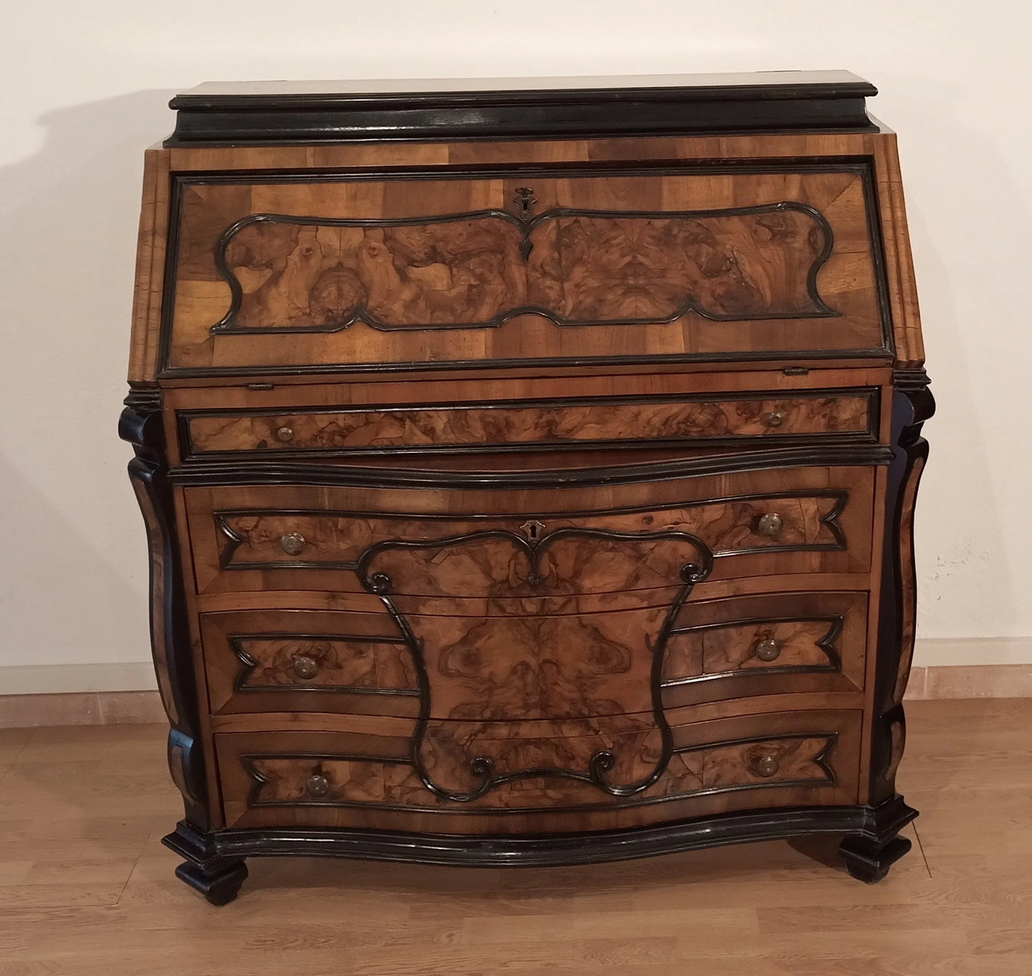 Ornate cassettiera ribalta lombarda settecentesca originale in legno con cassetti curvi e intarsi decorativi restaurata