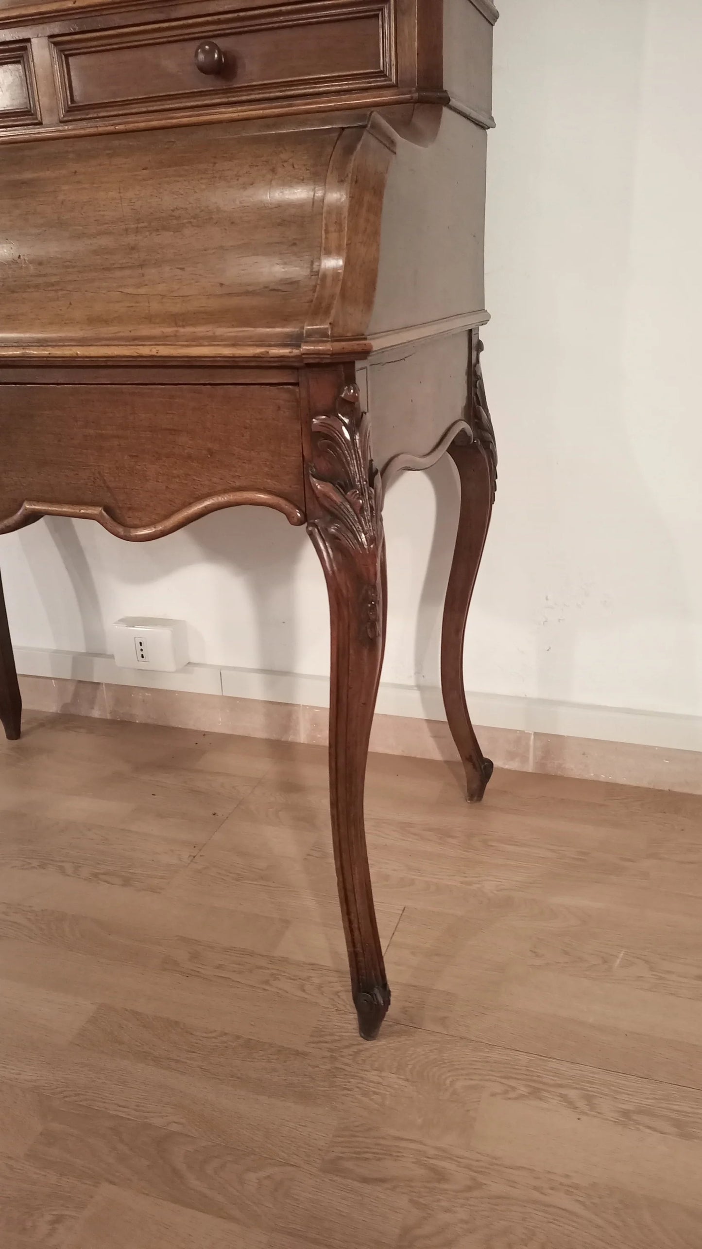 Gamba curva cabriole in rovere massello di credenza scrittoio ribalta ottocento restaurata