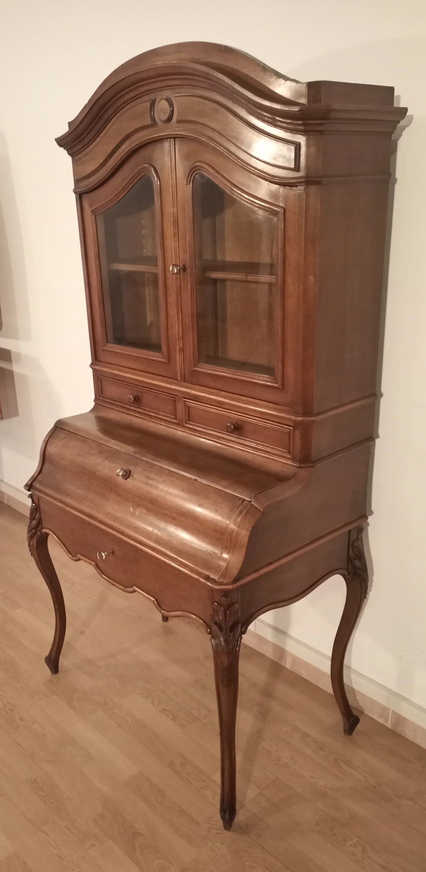 Credenza scrittoio in rovere massello XIX secolo restaurata con ante in vetro curvo e gambe a cabriole
