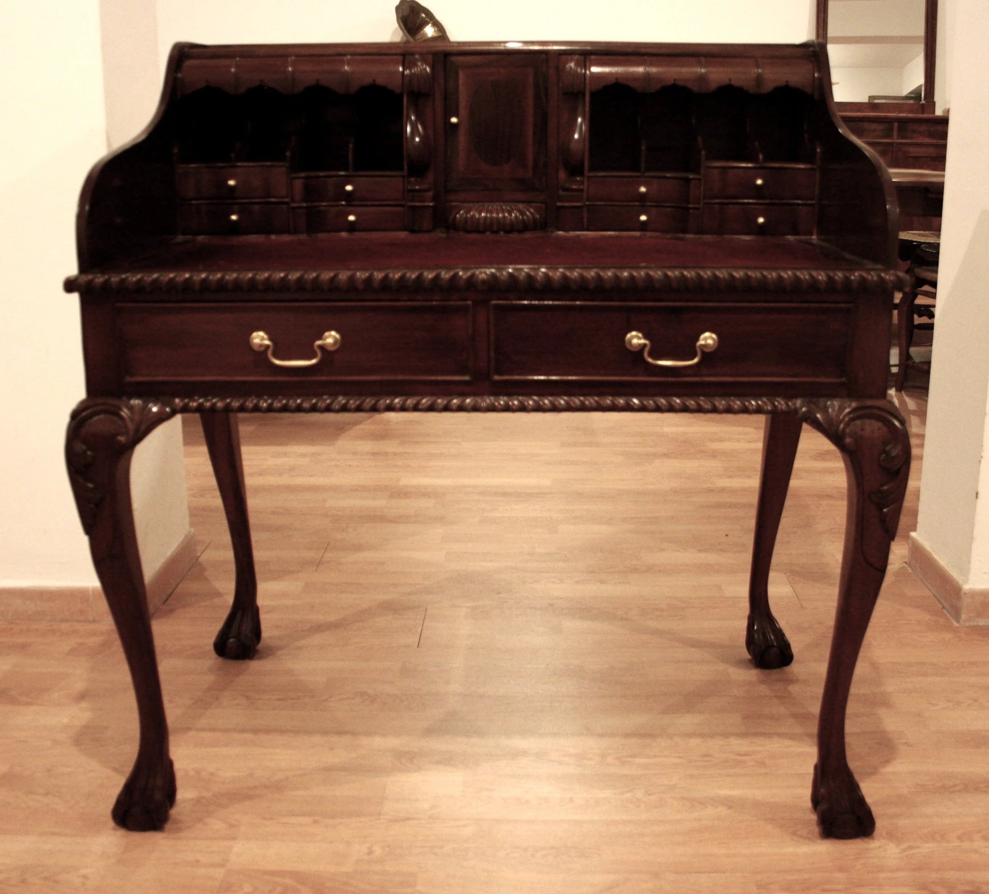 Antico scrittoio scrivania ufficio stile chippendale inglese in noce con gambe inarcate e piedi a artiglio