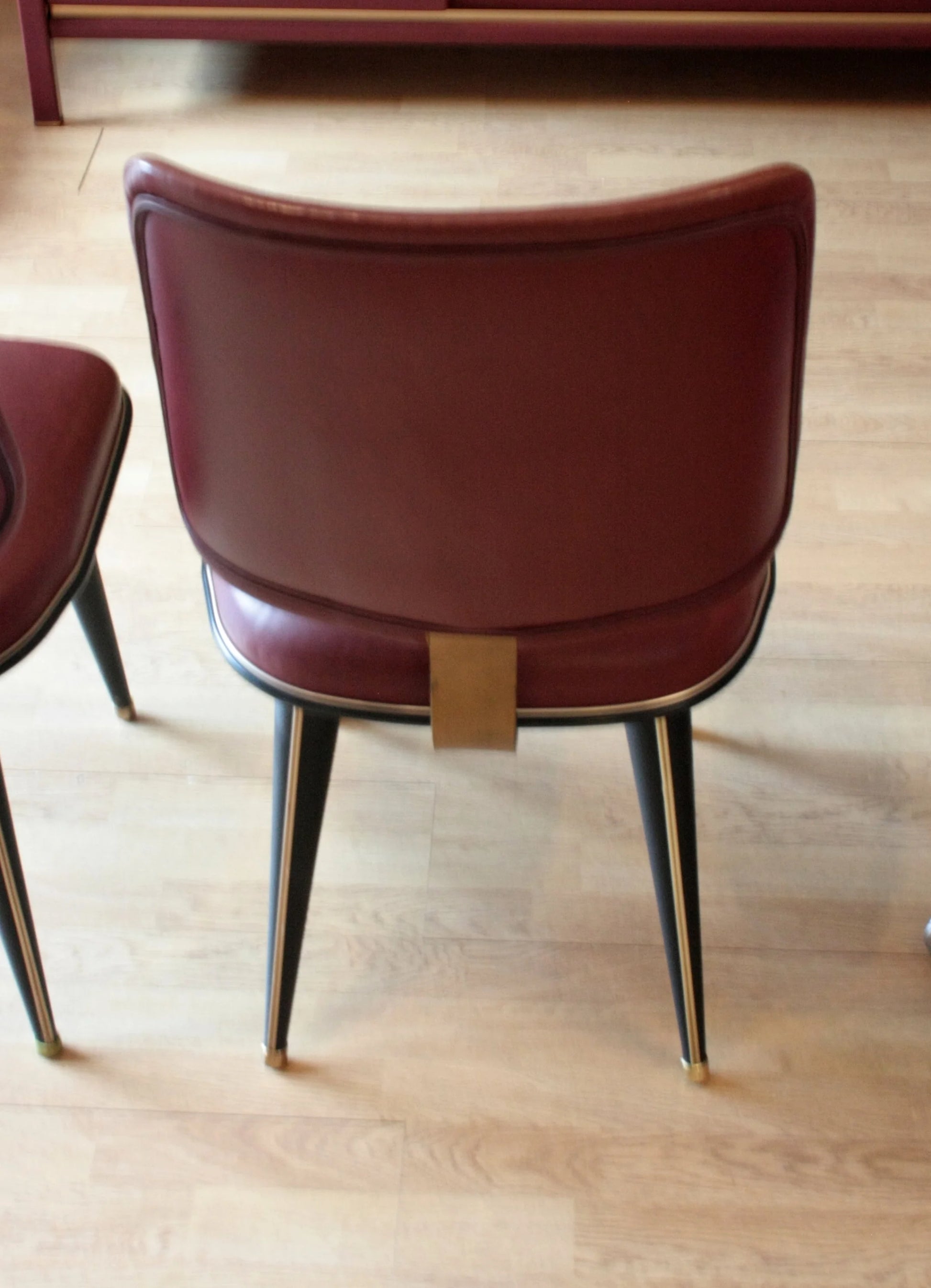 Sedia bordeaux in similpelle con gambe nere e ottone set scrivania ministeriale disegnata da umberto mascagni