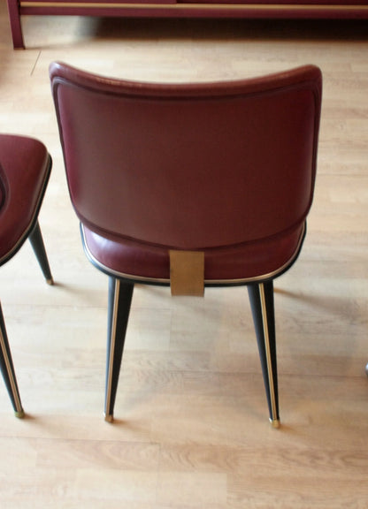 Sedia bordeaux in similpelle con gambe nere e ottone set scrivania ministeriale disegnata da umberto mascagni