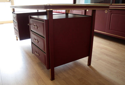 Scrivania ministeriale disegnata da umberto mascagni in similpelle bordeaux con cassetti in ottone, 1950 italia