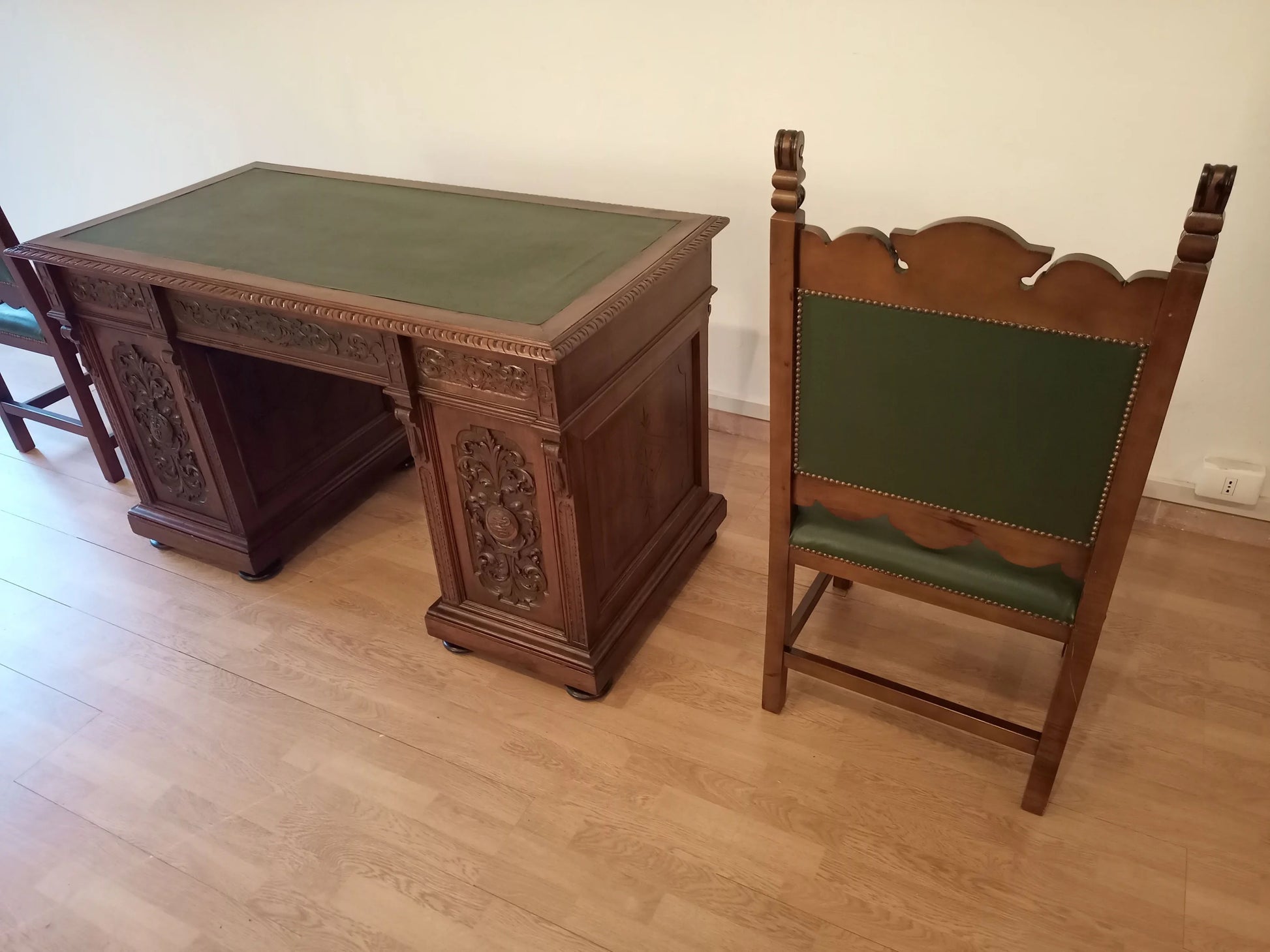 Set di scrivania ministeriale e sedia in noce con piano in pelle verde per studio stile eclettico elegante