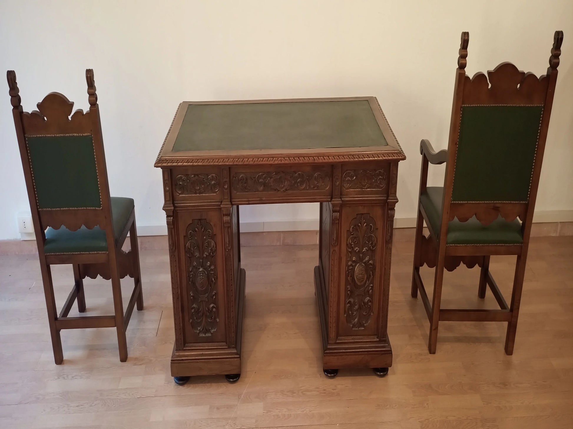 Set di scrivania studio stile eclettico in noce con piano in pelle verde e due sedie abbinate per ufficio
