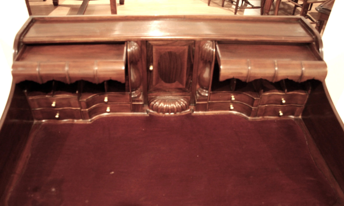 Ornate scrittoio scrivania ufficio stile chippendale inglese in noce con secretaire e gambe inarcate decorato in legno