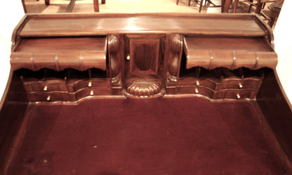 Ornate scrittoio scrivania ufficio stile chippendale inglese in noce con gambe inarcate e dettagli intagliati decorativi