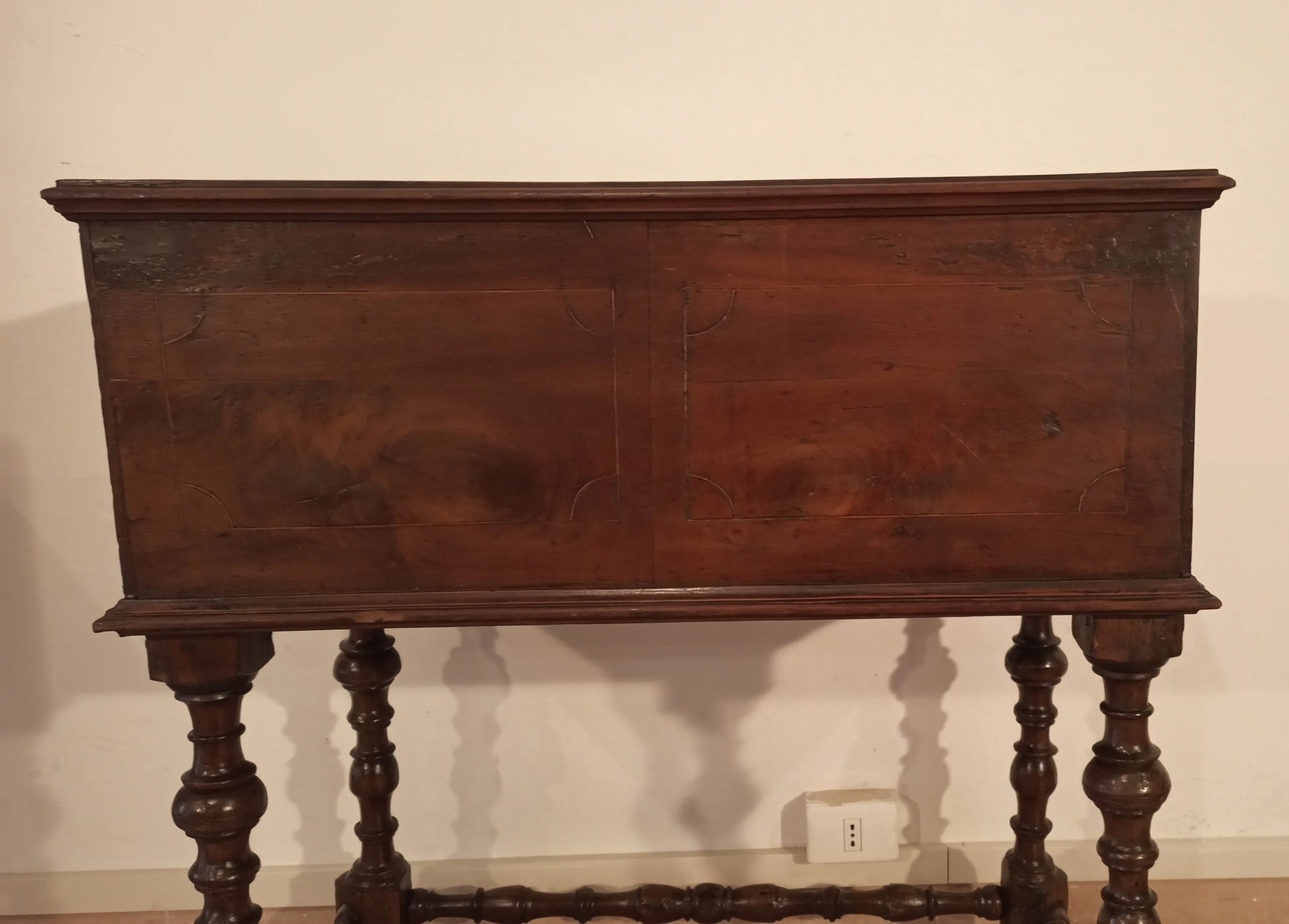 Scrivania a ribalta xviii secolo in legno scuro con gambe tornite ornate per uso scrittoio elegante