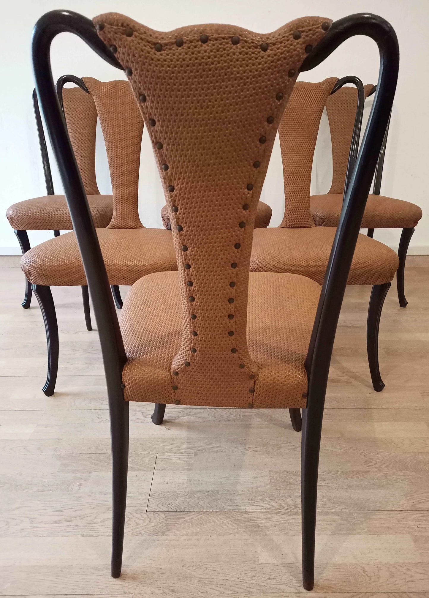 Eleganti sedie pranzo vintage con gambe curve nere e rivestimento in pelle color tan con bottoni decorativi