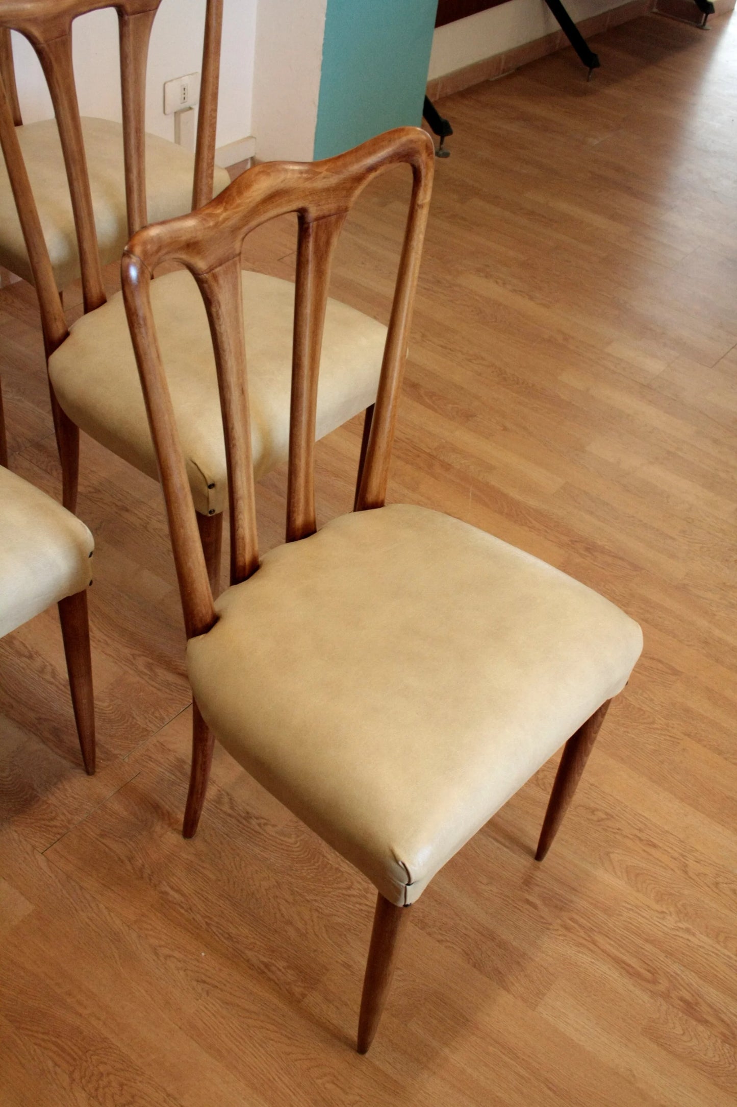 Set 6 sedie mid-century modern italiane con seduta in similpelle bianca in perfette condizioni prodotte negli anni 1960