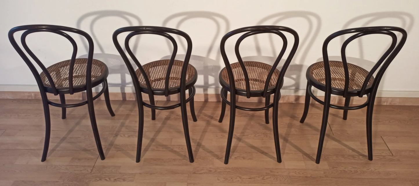 Set di 4 sedie da pranzo in faggio curvato con sedili in canna in stile thonet italia disposte in fila