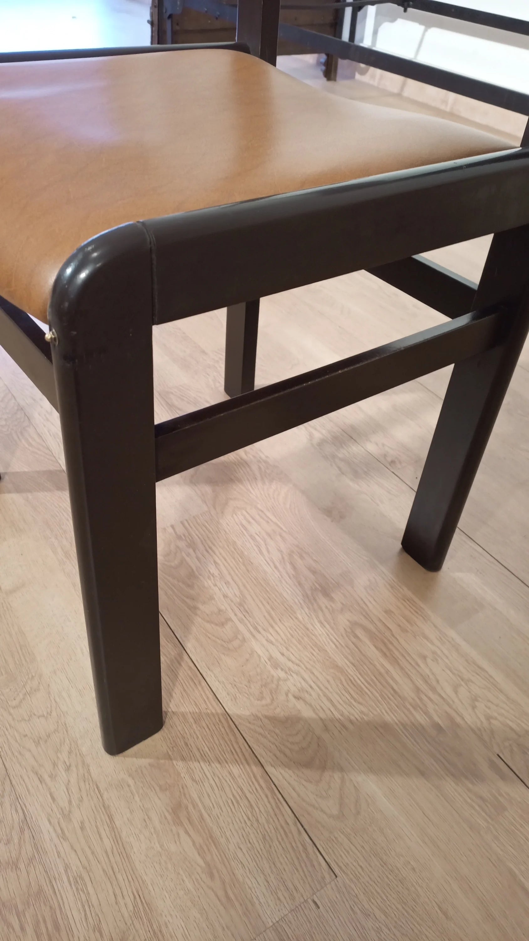 Sedie vintage set di 6 con struttura in legno scuro e seduta imbottita color cuoio anni 70 brutaliste