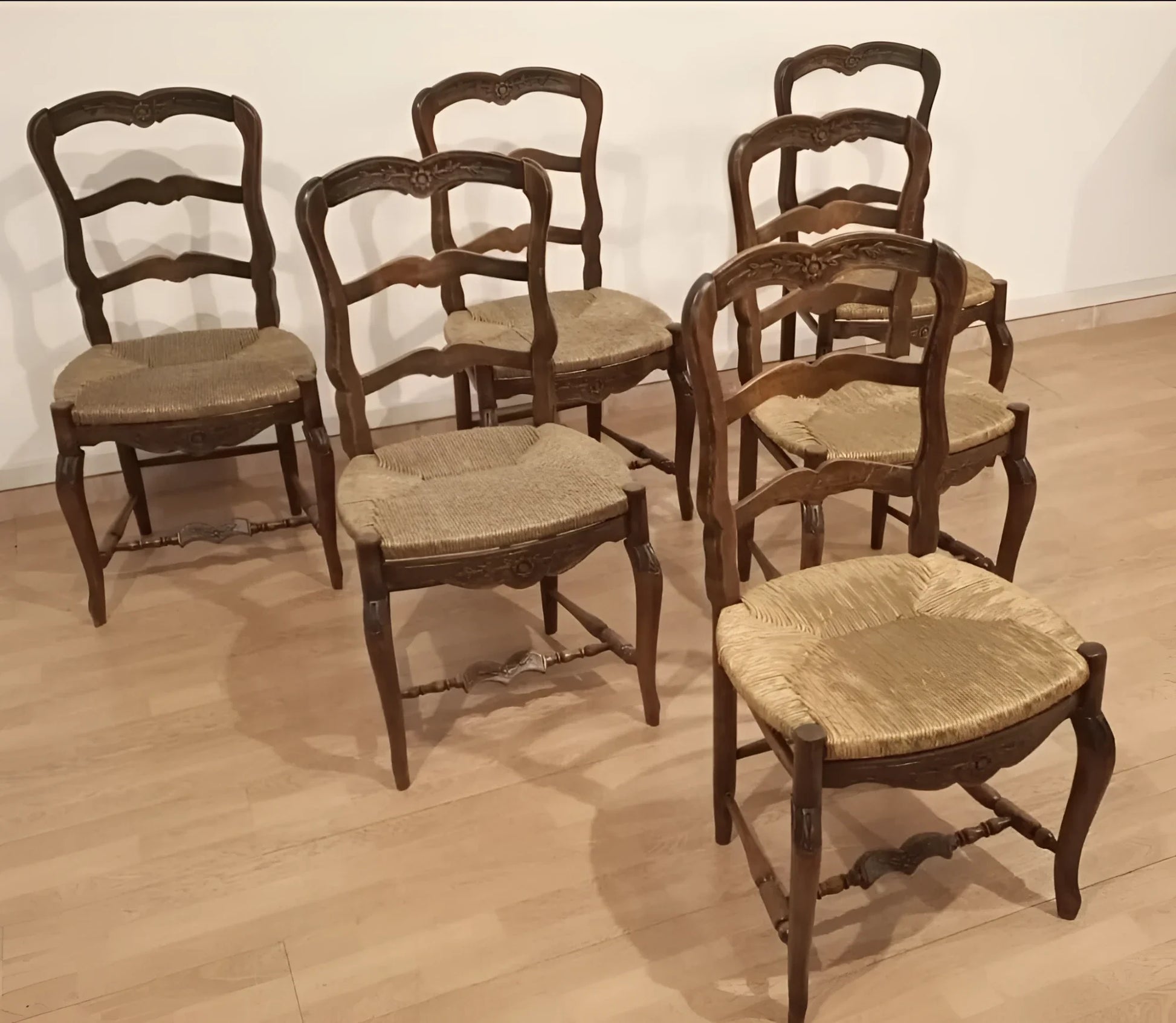 Set di sei sedie provenzali rustiche con schienale a scale e seduta in paglia in rovere massello ottocento restaurate