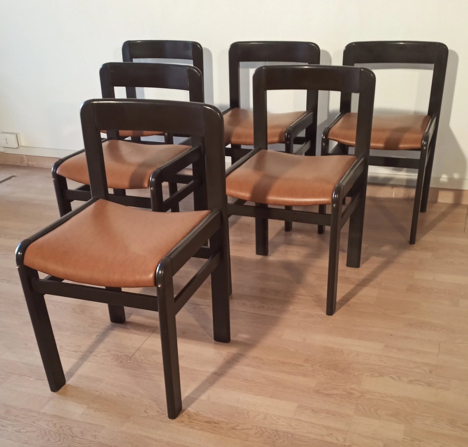 Set di cinque sedie da pranzo vintage in legno scuro con sedili in pelle marrone anni 70