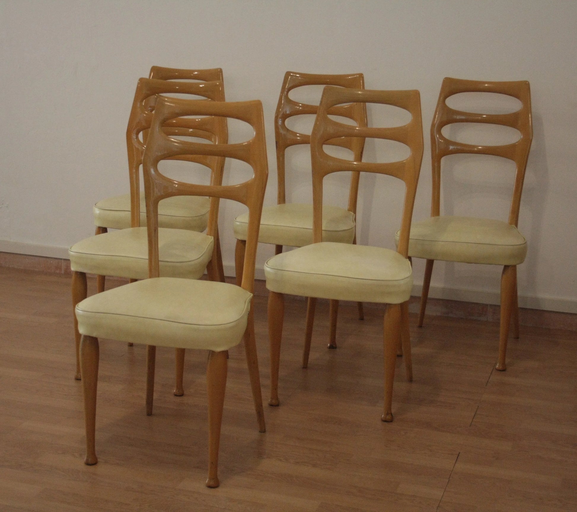 Set di 6 sedie da pranzo mid-century moderne vittorio dassi in legno con sedute crema da dario raia antiquariato