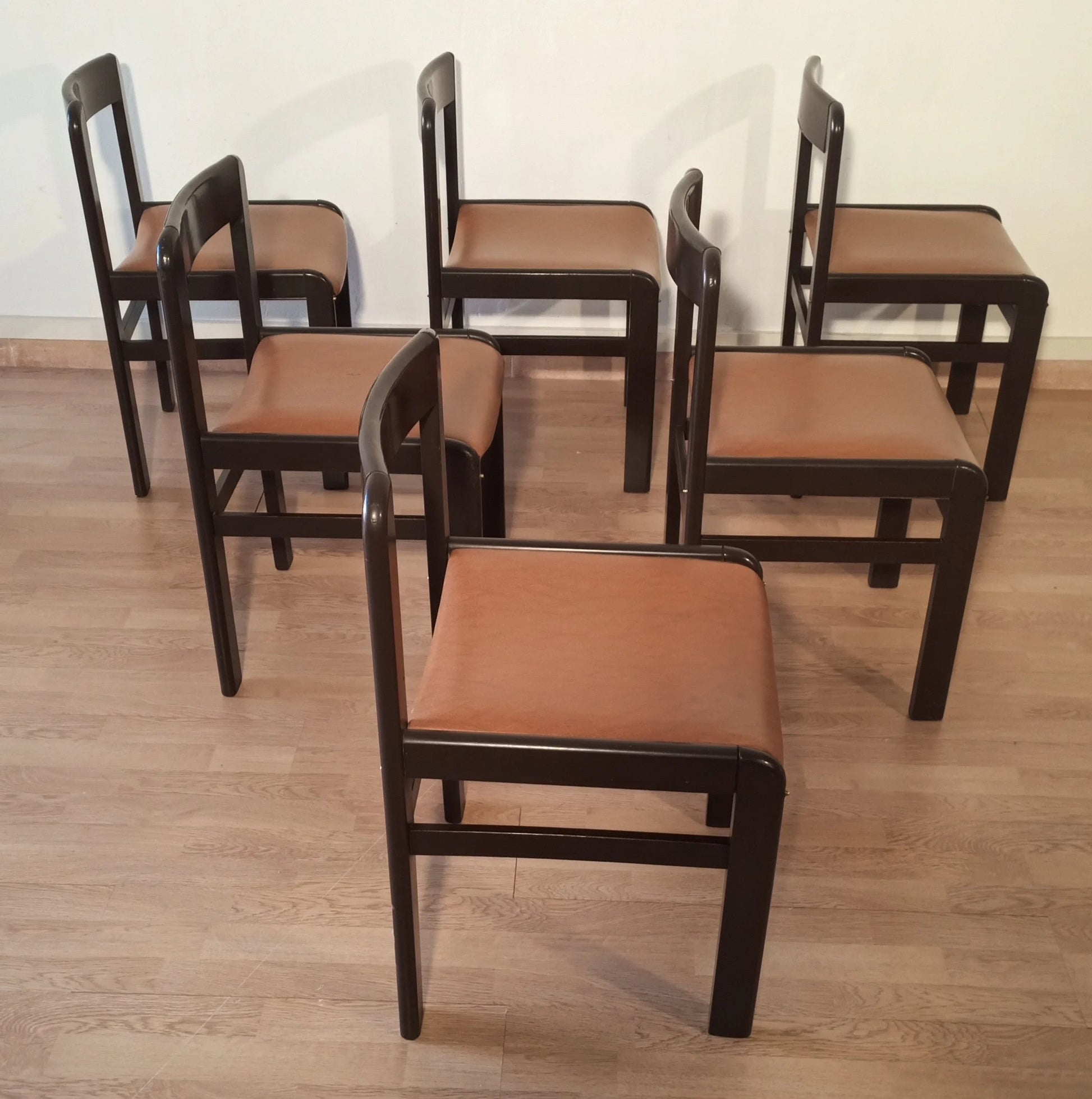 Set di sei sedie da pranzo vintage brutaliste in legno scuro con sedili in vinile marrone degli anni 70