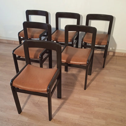 Set vintage di sei sedie da pranzo brutaliste anni 70 in legno scuro con sedili in pelle marrone chiaro