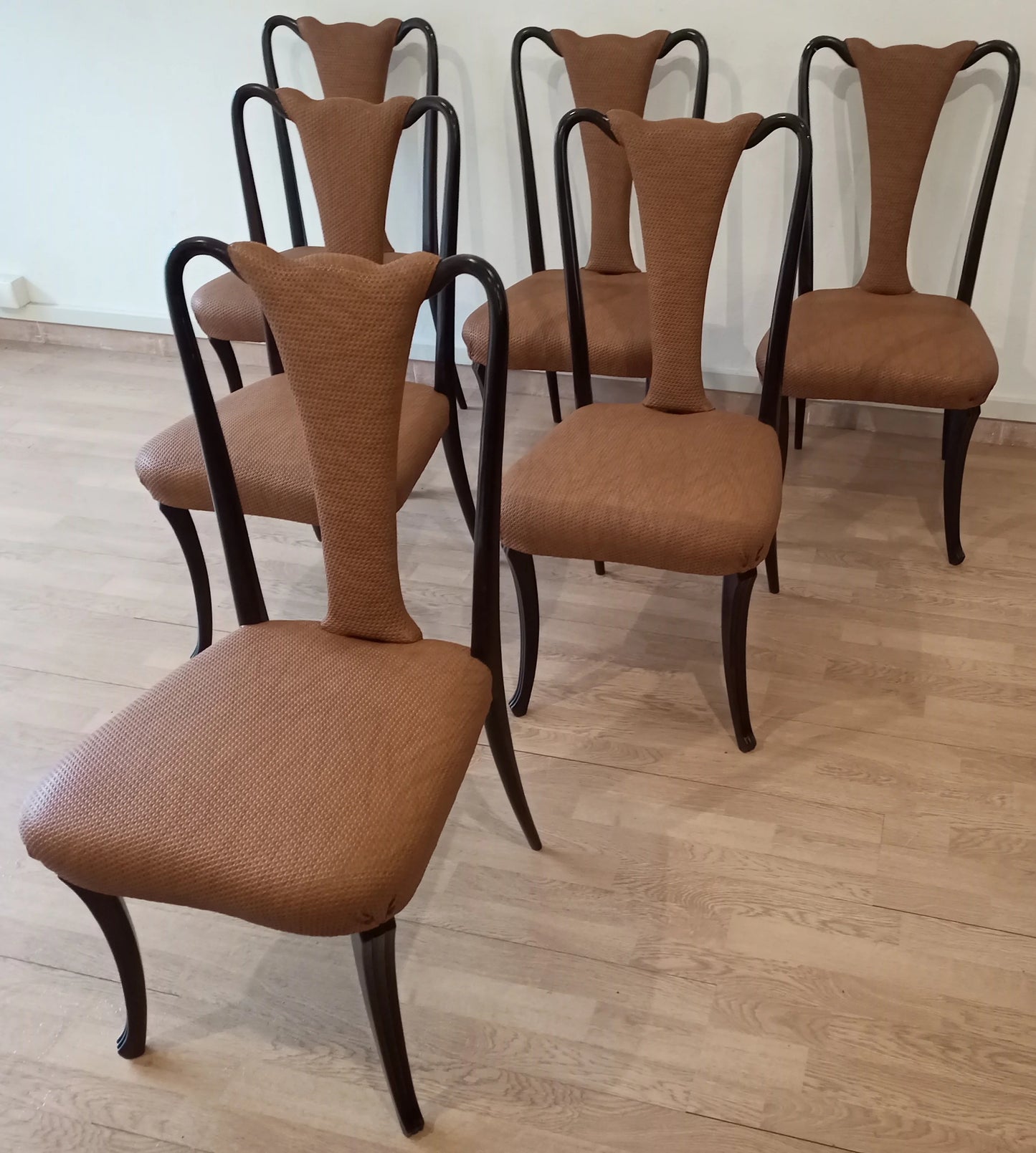 Set di sei sedie pranzo vintage in palissandro con imbottitura marrone e gambe curve nere design mid century anni 50 restaurate