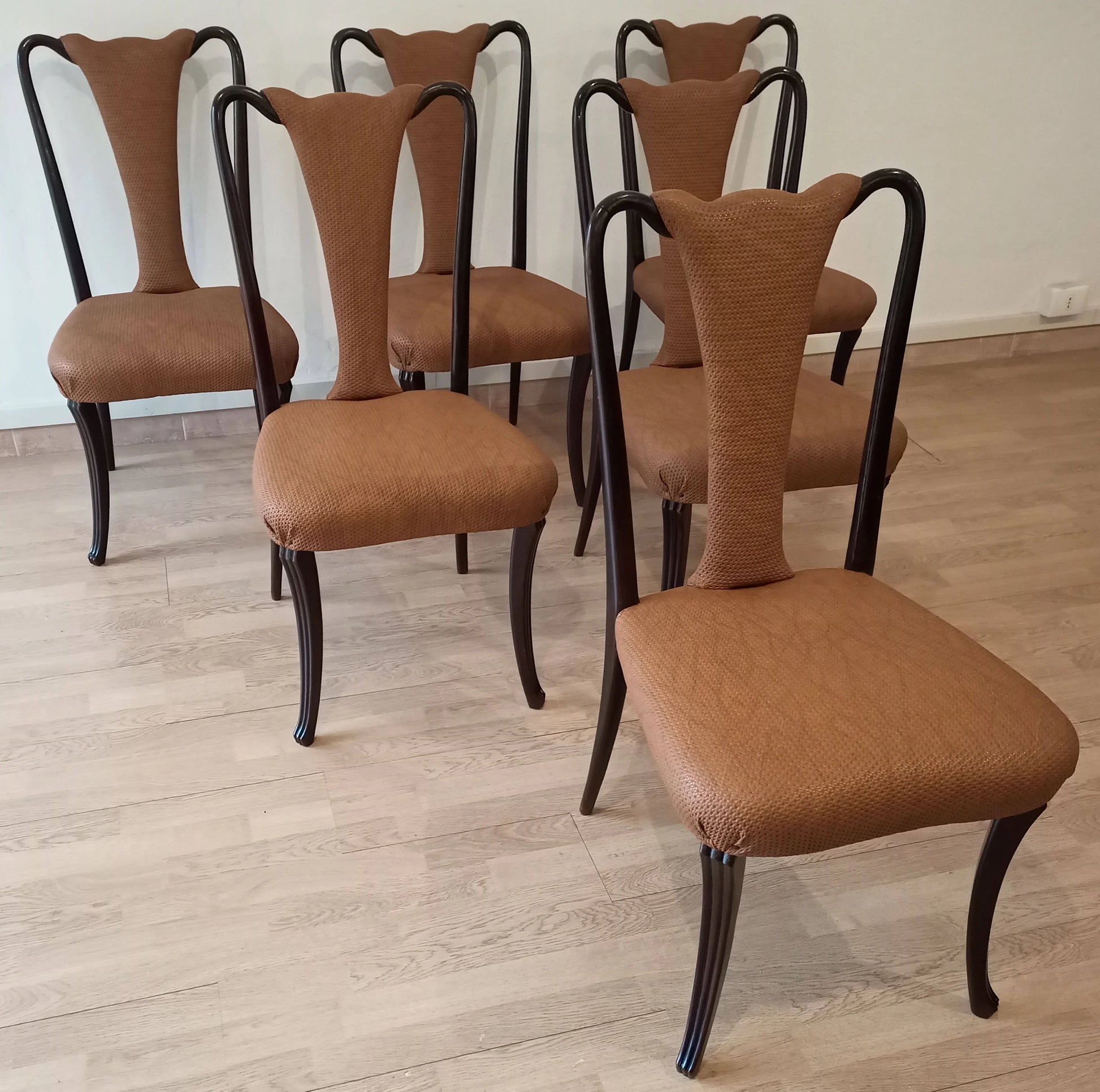 Set di quattro sedie pranzo vintage con tappezzeria color cuoio gambe nere curve design anni 50 restaurate
