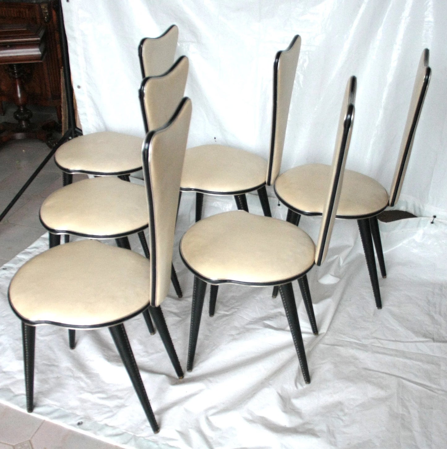 Set 6 sedie umberto mascagni anni 60 italia in ecopelle bianca con design triangolo irregolare vintage