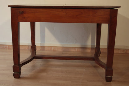 Antico ed elegante tavolo decò vintage in ciliegio massello con gambe intagliate e piano rettangolare allungabile restaurato