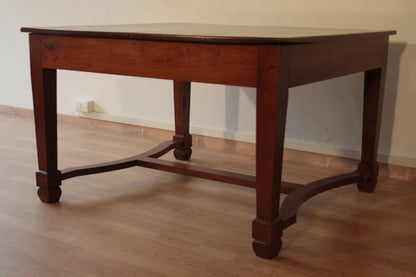 Antico ed elegante tavolo decò vintage in ciliegio massello allungabile con gambe tornite e base a traversa