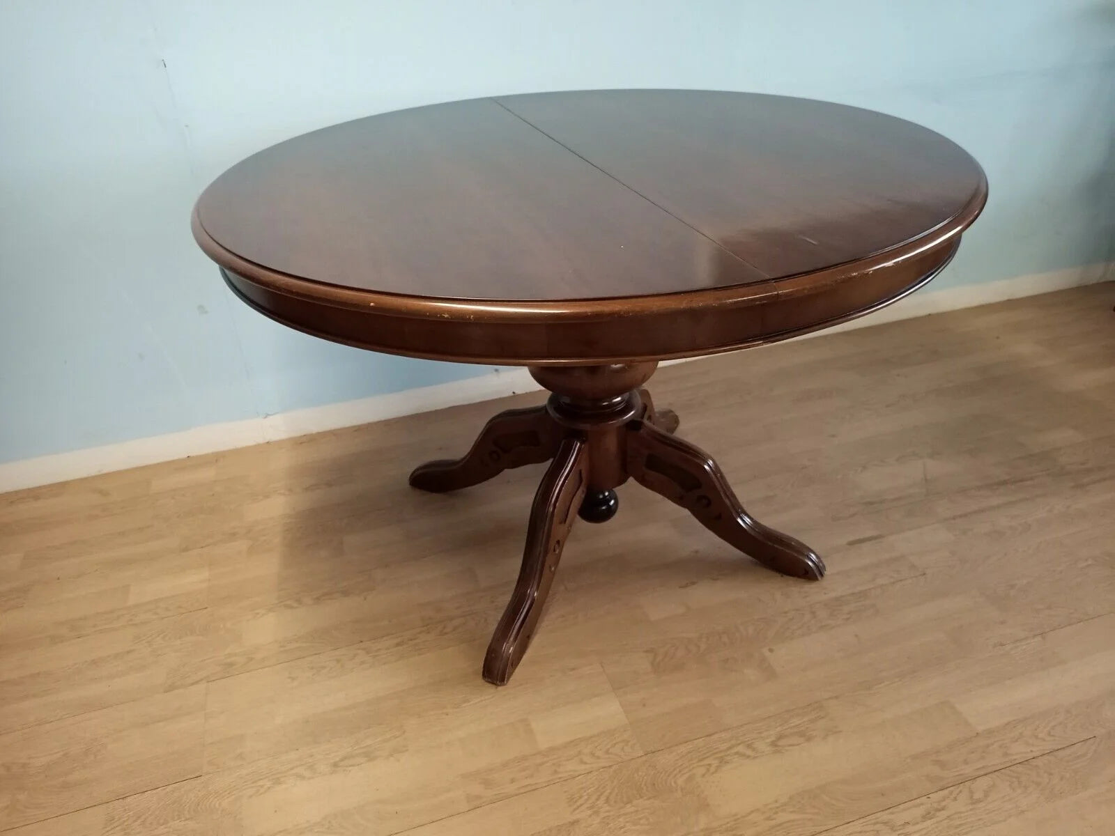 Tavolo tondo allungabile stile luigi filippo vintage in legno con gambe scolpite per arredare la casa