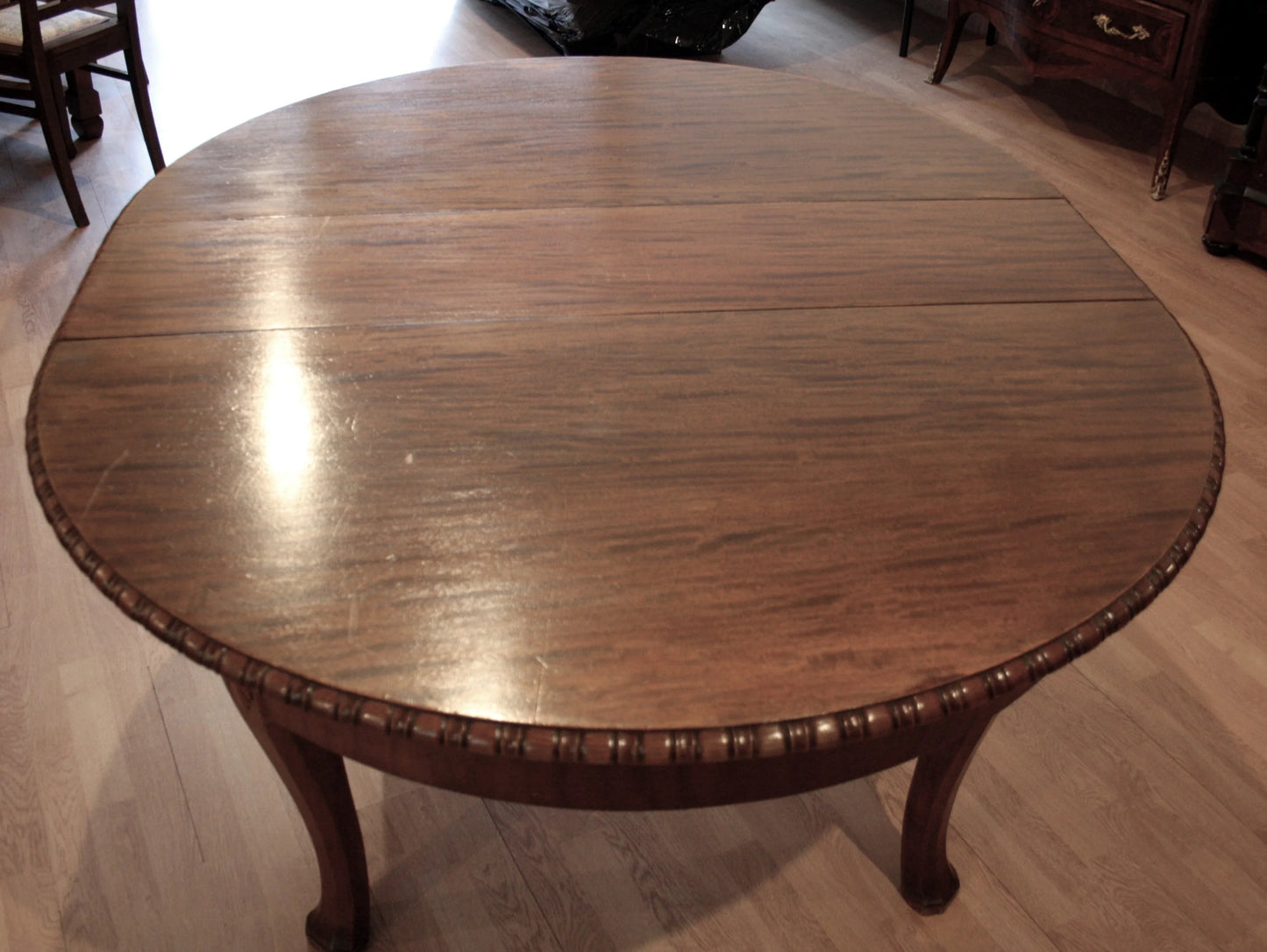 Tavolo tondo vintage allungabile in rovere stile luigi filippo con bordo intagliato e gambe curve degli anni 1960