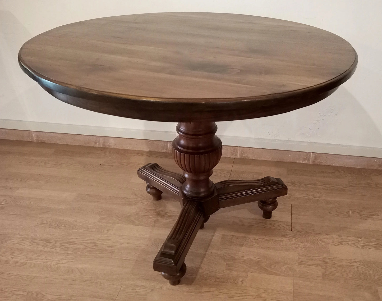 Tavolo tondo ottocento in noce con base a piedistallo ornata stile umbertino vintage elegante e robusto
