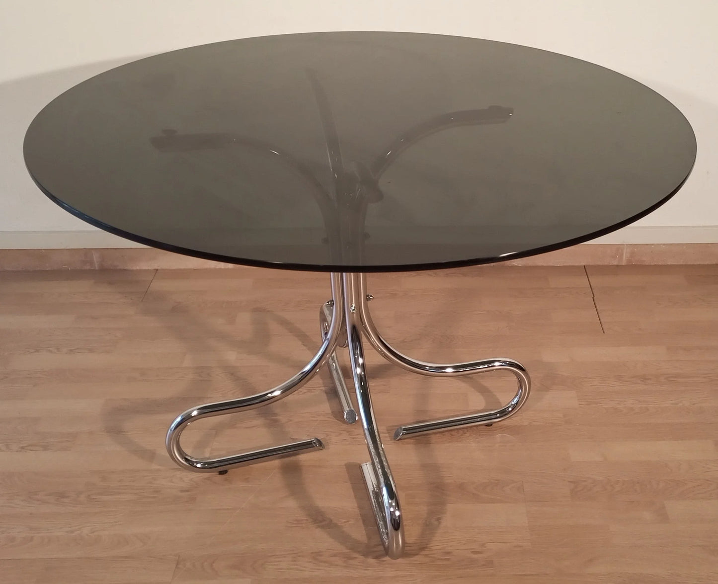 Tavolino da caffè mid-century in acciaio cromato con piano rotondo in vetro fumé nero, design italiano elegante