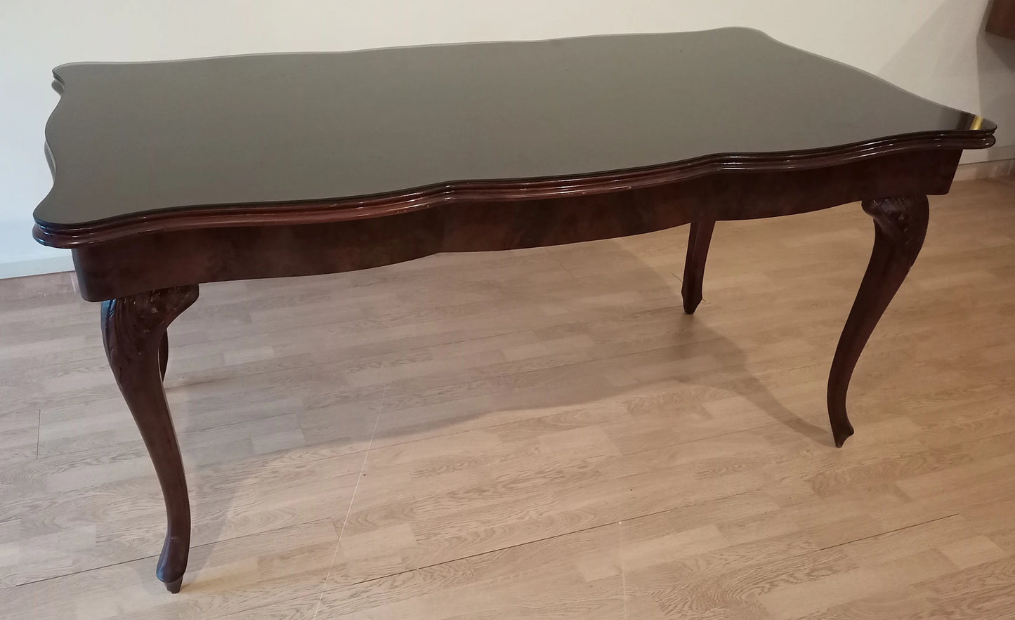 Tavolo chippendale vintage in vetro temperato fumè splendido con ripiano in noce e gambe cabriole curve