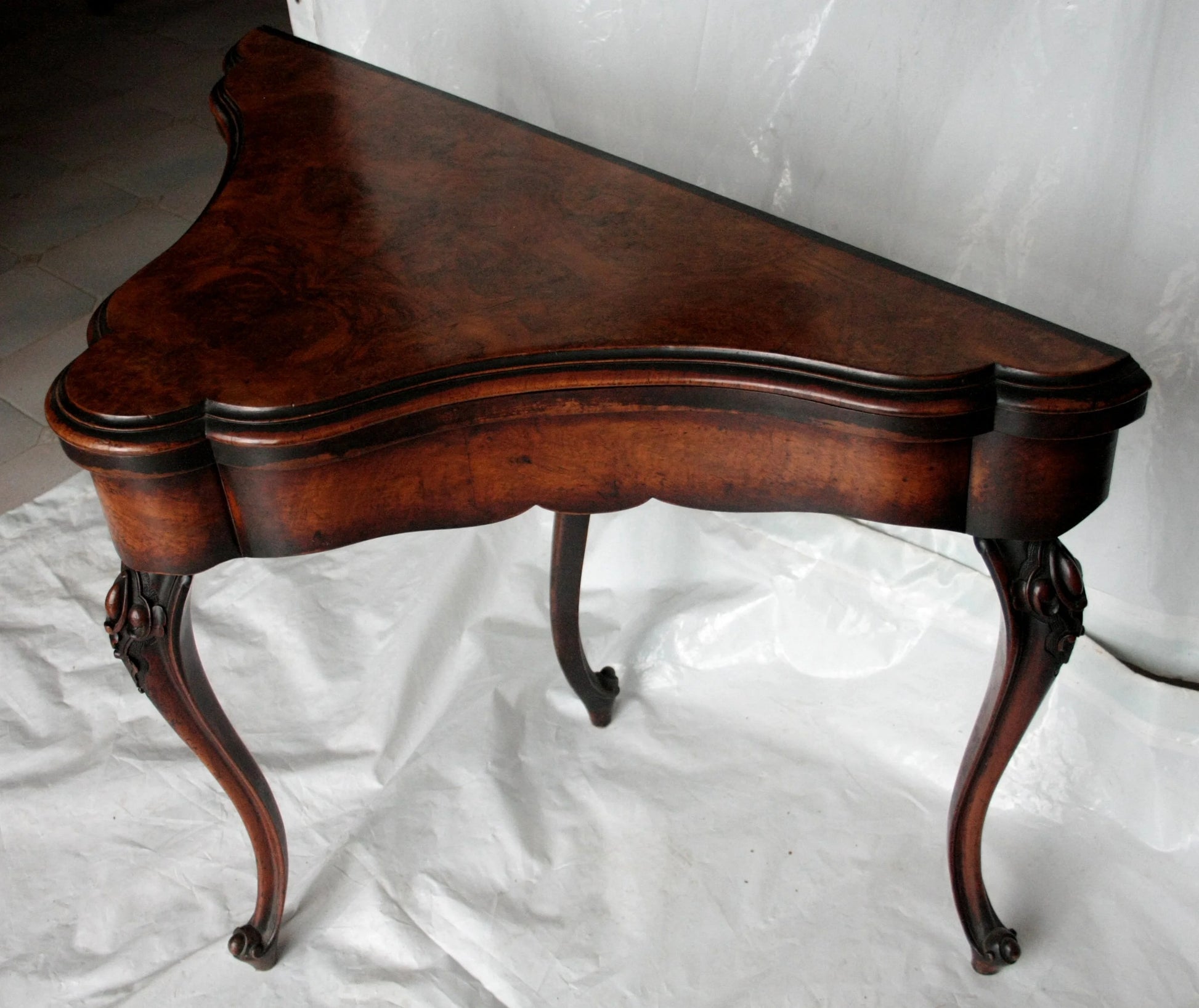 Console tavolo da gioco inglese fine xviii secolo in legno triangolare antica di manifattura inglese tardo di eccezionale qualità ebanistica